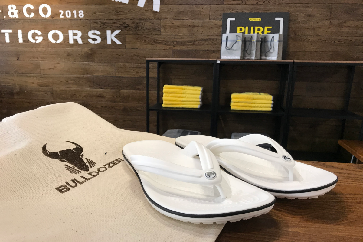 17. Все для душа: шлепанцы CROCS, клубные полотенца и косметика в мини-упаковке.